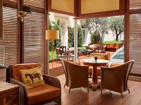 cigar lounge